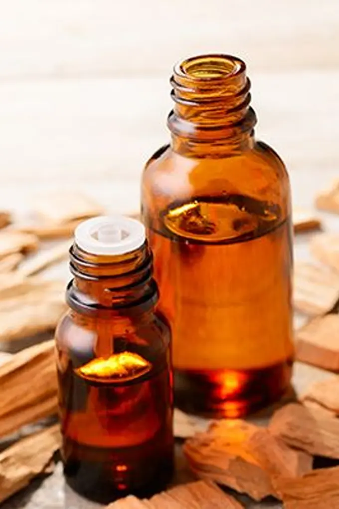 Cómo Usar el Aceite Esencial de Sándalo para la Piel Seca y Madura